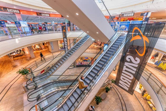 Läden schliessen Altmarktgalerie in Dresden. Nur wenige Menschen kaufen noch in den Geschäften ein. Ab Donnerstag müssen wegen der Corona-Virus Krise fast alle Geschäfte schliessen. Damit muss der Einzelhandel bis auf Ausnahmen wie Supermärkte, Apotheken, Wochenmärkte oder Banken grundsätzlich geschlossen bleiben. ¨