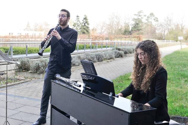 Musik im Krankenhaus. Robert Bosch Krankenhaus, Konzert der Mitglieder von Music Now Stuttgart e.V. vor medizinischem Personal und Kranken. Musiker: Anna Springer und Adam Ambarzumjan. Stuttgart Baden-Wuerttemberg Deutschland Copyright: xMaxxKovalenkox