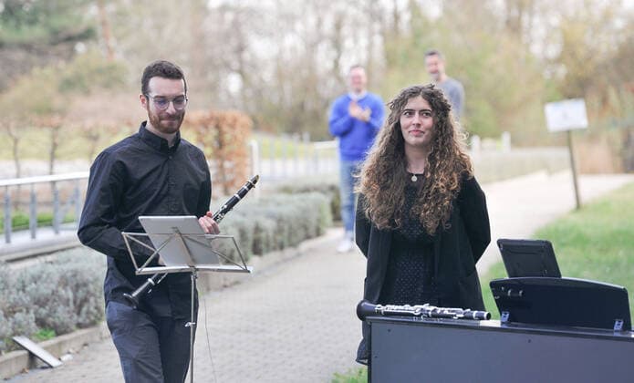 Musik im Krankenhaus. Robert Bosch Krankenhaus, Konzert der Mitglieder von Music Now Stuttgart e.V. vor medizinischem Personal und Kranken. Musiker: Anna Springer und Adam Ambarzumjan. Stuttgart Baden-Wuerttemberg Deutschland Copyright: xMaxxKovalenkox