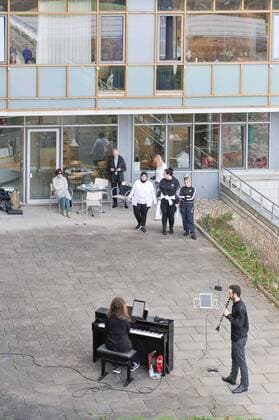 Musik im Krankenhaus. Robert Bosch Krankenhaus, Konzert der Mitglieder von Music Now Stuttgart e.V. vor medizinischem Personal und Kranken. Musiker: Anna Springer und Adam Ambarzumjan. Stuttgart Baden-Wuerttemberg Deutschland Copyright: xMaxxKovalenkox