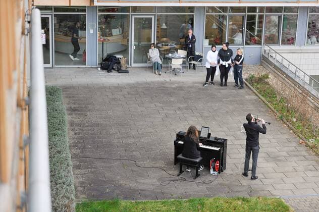 Musik im Krankenhaus. Robert Bosch Krankenhaus, Konzert der Mitglieder von Music Now Stuttgart e.V. vor medizinischem Personal und Kranken. Musiker: Anna Springer und Adam Ambarzumjan. Stuttgart Baden-Wuerttemberg Deutschland Copyright: xMaxxKovalenkox