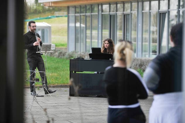 Musik im Krankenhaus. Robert Bosch Krankenhaus, Konzert der Mitglieder von Music Now Stuttgart e.V. vor medizinischem Personal und Kranken. Musiker: Anna Springer und Adam Ambarzumjan. Stuttgart Baden-Wuerttemberg Deutschland Copyright: xMaxxKovalenkox