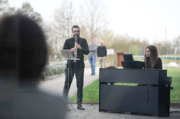 Musik im Krankenhaus. Robert Bosch Krankenhaus, Konzert der Mitglieder von Music Now Stuttgart e.V. vor medizinischem Personal und Kranken. Musiker: Anna Springer und Adam Ambarzumjan. Stuttgart Baden-Wuerttemberg Deutschland Copyright: xMaxxKovalenkox