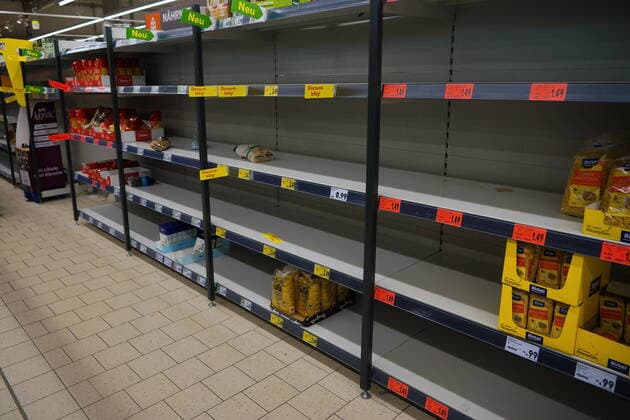 93 LEERE REGALE , Kaufland, Berlin, 17.03.2020 , Hamstern, Hamsterkaeufe, leere Regalle bei Hygieneartikeln, Nudeln, haltbare Lebensmittel, Auswirkungen wegen des Coronavirus, Stillstand im oeffentlichen Leben wegen der Atemwegserkrankung, COVID-19, wird durch das Virus SARS-CoV-2 ausgeloest und heisst jetzt COVID-19-Epidemie, Pandemie, Berlin Deutschland, germany Copyright: xPOP-EYE ChristianxBehringx POP-EYE_CoronaKrise_15001413