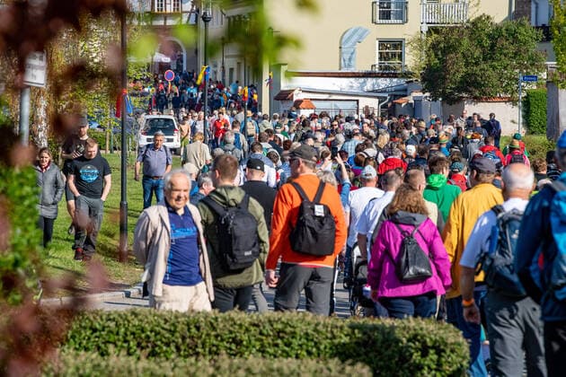 Menschenmengen zum MDR-Osterspaziergang 2019 in Bad Frankenhausen. Menschen allen Alters wandern gemeinsam um Bad Frankenhausen Copyright: xVIADATAx xHolgerxJohnx, Bad Frankenhausen Thüringen Deutschland
