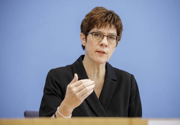 Bilder des Jahres 2020, News 03 März News Bilder des Tages Bundesverteidigungsministerin Annegret Kramp-Karrenbauer, und Parteivorsitzende der CDU, in der Bundespressekonferenz. Berlin, 19.03.2020 Berlin Deutschland *** Federal Minister of Defence Annegret Kramp Karrenbauer, and Chairwoman of the CDU, at the Federal Press Conference Berlin, 19 03 2020 Berlin Germany Copyright: xThomasxImo photothek.netx