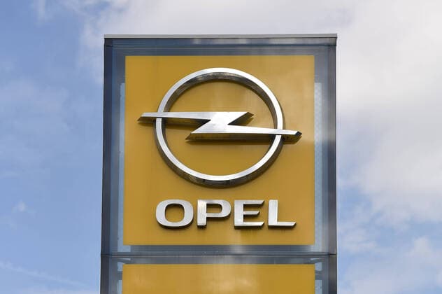 xblx, Logo von Opel an einer Filiale Friedberg