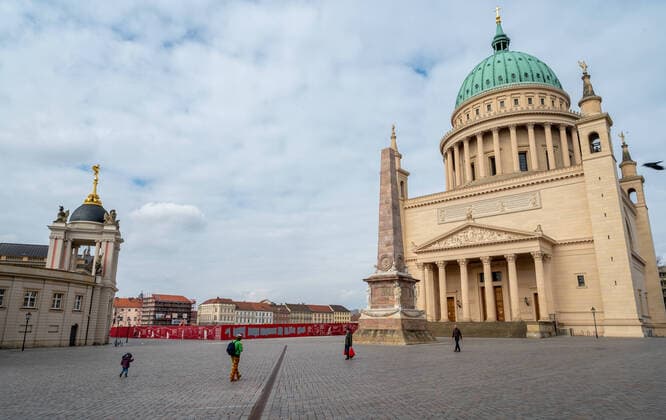 Potsdam Landeshauptstadt Brandenburg 19.03.2020 ALTER MARKT mit NICOLAIKIRCHE und LANDTAG links Die Bürger werden aufgefordert als PRÄVENTIVMASSNAHME zur Eindämmung von INFEKTIONEN durch das CORONAVIRUS ( COVID -19 )zu Hause zu bleiben Um die Mittagsstunde wo sich sonst viele Touristen und Einwohner der Stadt aufhalten