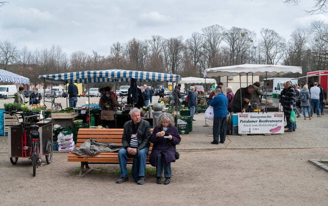 Potsdam Landeshauptstadt Brandenburg 19.03.2020 Innenstadt WOCHENMARKT BASSINPLATZ Auf Potsdams Wochenmarkt sind wenig Menschen zum einkaufen Die Bürger werden aufgefordert als PRÄVENTIVMASSNAHME zur Eindämmung von INFEKTIONEN durch das CORONAVIRUS ( COVID -19 )zu Hause zu bleiben. Nur wenige Geschäfte dürfen weiterhin öffnen. Um die Mittagsstunde wo sich sonst viele Touristen und Einwohner der Stadt aufhalten