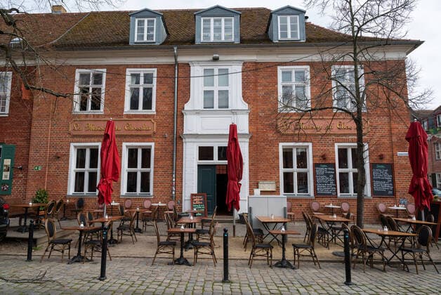 Potsdam Landeshauptstadt Brandenburg 19.03.2020 Innenstadt HOLLÄNDISCHES VIERTEL TOURISTEN HOT SPOT CafŽ La Maison du Chocolat wäre zu dieser Jahreszeit und diesem Wetter ausgebucht wirkt wie ausgestorben Die Bürger werden aufgefordert als PRÄVENTIVMASSNAHME zur Eindämmung von INFEKTIONEN durch das CORONAVIRUS ( COVID -19 )zu Hause zu bleiben. Nur wenige Geschäfte dürfen weiterhin öffnen. Um die Mittagsstunde wo sich sonst viele Touristen und Einwohner der Stadt aufhalten
