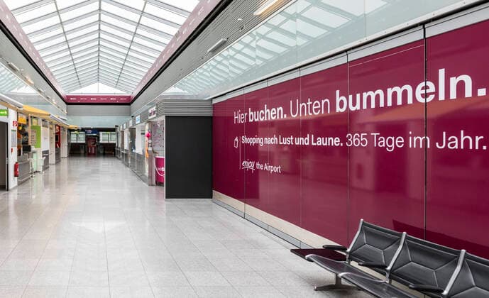 Flughafen Düsseldorf aufgrund der Corona-Krise ungewohnt leer. Dies ist im Augenblick kaum möglich: Hier buchen. Unten bummeln.
