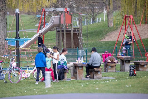 Wuerzburg, Spielplatz, 19.03.2020, Katastrophenfall in Bayern, Spielplaetze geschlossen und werden trotzdem benutzt Bild: Trotz Verbot Spielplaetze und Freizeitangebote zu nutzen halten sich viele Menschen nicht daran Copyright: HMBxMedia xHeikoxBecker