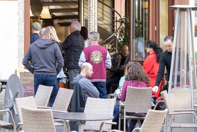 Wuerzburg, Eiscafe 19.03.2020, Katastrophenfall in Bayern, Appell Soziale Kontakte meiden Bild: Katastrophenfall in Bayern, Trotz Appell Soziale Kontakte zu meiden, gedraenge beim Eiscafe Copyright: HMBxMedia xHeikoxBecker