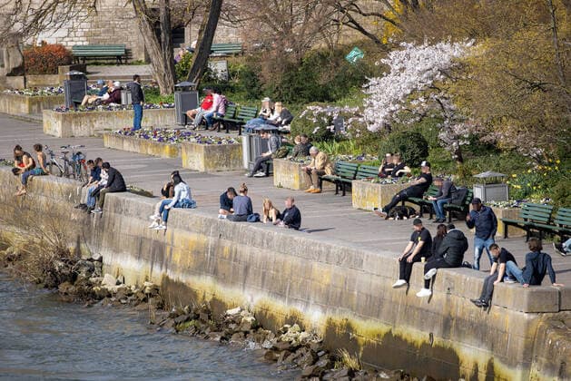 Wuerzburg, Mainufer, 19.03.2020, Katastrophenfall in Bayern, Appell Soziale Kontakte meiden Bild: Katastrophenfall in Bayern, Trotz Appell Soziale Kontakte zu meiden, Sonnen am Mainufer Copyright: HMBxMedia xHeikoxBecker