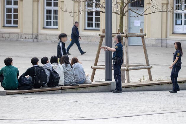 Wuerzburg, City, 19.03.2020, Coronavirus: Bayerns Polizei und Ordnungsamt verstaerkt Kontrollen der Corona-Verbote Bild: Einsatz in Krisenzeiten: Das Ordnungsamt patroulliert durch die City und ermahnt Menschen sich an die Verbote zu halten Copyright: HMBxMedia xHeikoxBecker
