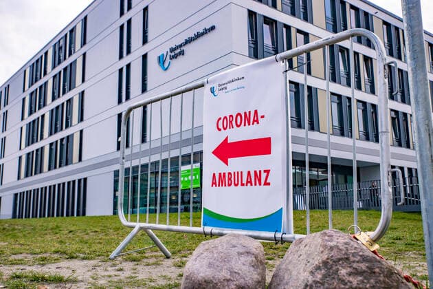 Die Corona Ambulanz an der Universitätsklinik Leipzig in der Liebigstraße. Die Menschen müssen sich telefonisch anmelden und dann in die Ambulanz kommen.