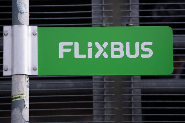 Herford, Deutschland 18.03.2020: Feature Reisen Logo, Wappen, Emblem, Schriftzug eines Flixbus Schildes , Herford Deutschland
