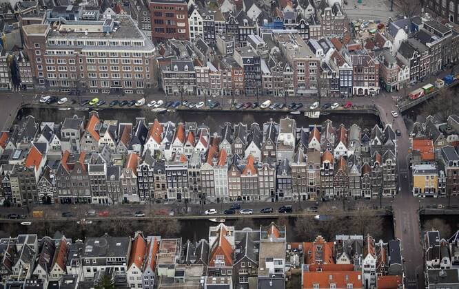 2020-03-19 14:00:51 AMSTERDAM - Luchtfoto van vrijwel lege straten in het centrum van Amsterdam. De hoofdstad is stilgevallen door de coronacrisis. ANP ROBIN VAN LONKHUIJSEN  Copyright: xANPxRobinxvanxLonkhuijsenx x408805908x