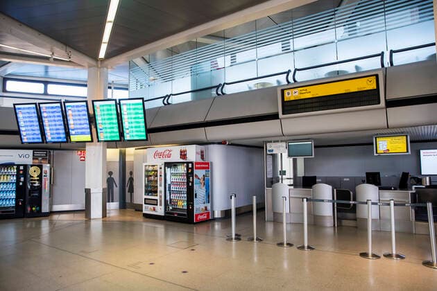 Leerer Flughafen Tegel in Berlin am 19. Maerz 2020. Die Folgen des Coronavirus (COVID-19) lassen sich auch in der Stadt vermehrt spueren nachdem der Senat die Schliessung von Kultur und Sportveranstaltung, versammlungen von mehr als 50 Personen und den Respekt von Distanzen in den offen gebliebenen Betrieben und Gaststaetten. Oeffentliches Leber weiter in Berlin wegen Coronavirus eingeschraenkt