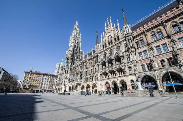 Bilder des Jahres 2020, News 03 März News Bilder des Tages March 19, 2020, Munich, Bavaria, Germany: An empty Marienplatz in Munich, Germany. The plaza is normally filled with hundreds to thousands of tourists at any given time, but the Coronavirus crisis and closed businesses has decimated tourism. As a response to the increasingly dire Coronavirus (Sars CoV 2, Covid 19), the state of Bavaria has instituted measures that restrict the operations of various types of businesses that has led to the city center, once filled with tens of thousands of tourists and residents, to become a virtual ghost town, with limited numbers of people in sight. Munich Germany - ZUMAb160 20200319_zbp_b160_033 Copyright: xSachellexBabbarx