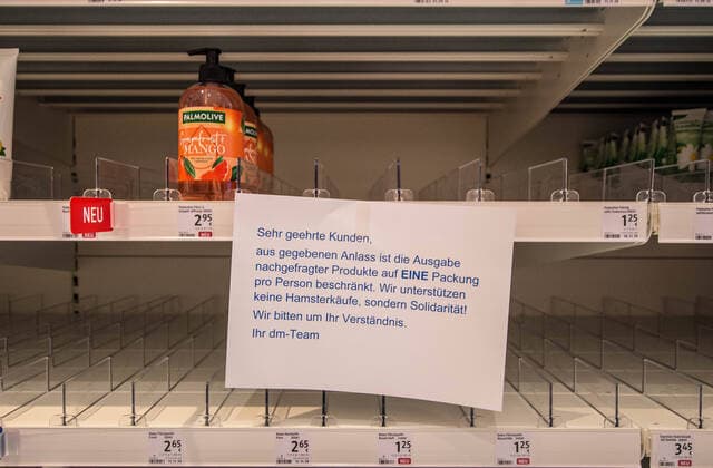 March 19, 2020, Munich, Bavaria, Germany: A DM drugery store in Munich, Germany hangs a sign in front of its soap section stating it doesn t support hoarders (Hamsterkaeufer) and will limit purchases to display solidarity with society. As a response to the increasingly dire Coronavirus (Sars CoV 2, Covid 19), the state of Bavaria has instituted measures that restrict the operations of various types of businesses that has led to the city center, once filled with tens of thousands of tourists and residents, to become a virtual ghost town, with limited numbers of people in sight. Munich Germany - ZUMAb160 20200319_zbp_b160_038 Copyright: xSachellexBabbarx