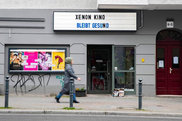 Schild Bleibt gesund vor dem Xenon Kino in Berlin am 19. Maerz 2020. Die Folgen des Coronavirus (COVID-19) lassen sich auch in der Stadt vermehrt spueren nachdem der Senat die Schliessung von Kultur und Sportveranstaltung, versammlungen von mehr als 50 Personen und den Respekt von Distanzen in den offen gebliebenen Betrieben und Gaststaetten. Die Kundenzentren der BVG werden ab morgen geschlossen bleiben. Oeffentliches Leber weiter in Berlin wegen Coronavirus eingeschraenkt *** Sign Stay healthy in front of the Xenon Cinema in Berlin on 19 March 2020 The consequences of the corona virus COVID 19 can also be increasingly felt in the city after the Senates decision to close cultural and sports events, gather more than 50 people and respect distances in the remaining businesses and restaurants The BVG customer centres will remain closed fro