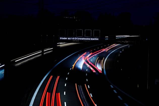 Die Corona-Krise ist allgegenwärtig, selbst auf der Autobahn. 19.03.2020: Die Corona-Krise ist allgegenwärtig, selbst auf der Autobahn. An der Bundesautobahn A81 Höhe der Anschlussstelle Pleidelsheim leuchtet das Verkehrsleitsystem. Die digitale Schilderbrücke zeigt keine Geschwindigkeitsbegrenzung, sondern den Schriftzug Urlauber aus I-A-CH Coronahinweise beachten. So können Reiserückkehrer aus Italien, Österreich sowie Schweiz schon vorab informieren. Pleidelsheim Baden-Württemberg Deutschland