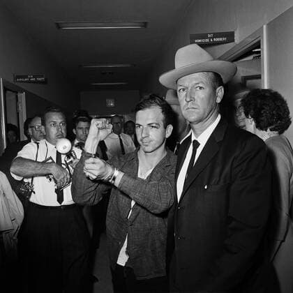 OSWALD S GHOST, Lee Harvey Oswald (center), 2007. Courtesy Everett Collection !ACHTUNG AUFNAHMEDATUM GESCHÃ„TZT! PUBLICATIONXNOTxINxCANxCHNxFRAxITAxJPNxNORxPOLxRUSxESPxUKxUSA Copyright: xCourtesyxEverettxCollectionx MCDOSGH EC001