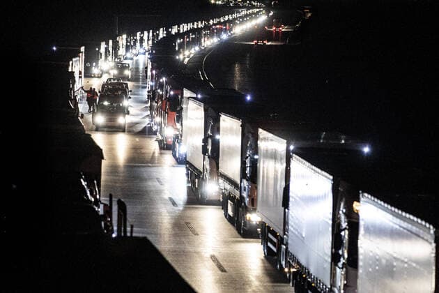 Mitarbeiter vom DRK (Deutsches Rotes Kreuz) verteilen Lebensmittel an Fernfahrer in einem Stau auf der Autobahn 4 (A4) aufgrund von Grenzkontrollen an der deutsch-polnischen Grenze, Goerlitz, 19.03.2020. In der Nacht vom 14.03. zum 15.03. wurden die Grenzen zwischen Deutschland und Polen sowie Tschechien geschlossen, um die Ausbreitung des Coronaviruses einzudaemmen. Goerlitz Deutschland