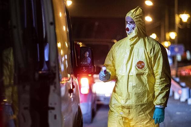 Ein Mann im Schutzanzug kontrolliert die Koerpertemperatur von Einreisenden an der deutsch-polnischen Grenze in Goerlitz, 19.03.2020. In der Nacht vom 14.03. zum 15.03. wurden die Grenzen zwischen Deutschland und Polen sowie Tschechien geschlossen, um die Ausbreitung des Coronaviruses einzudaemmen. Goerlitz Deutschland