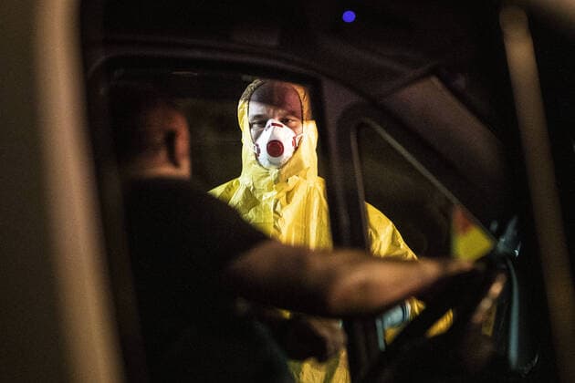Ein Mann im Schutzanzug kontrolliert die Koerpertemperatur von Einreisenden an der deutsch-polnischen Grenze in Goerlitz, 19.03.2020. In der Nacht vom 14.03. zum 15.03. wurden die Grenzen zwischen Deutschland und Polen sowie Tschechien geschlossen, um die Ausbreitung des Coronaviruses einzudaemmen. Goerlitz Deutschland
