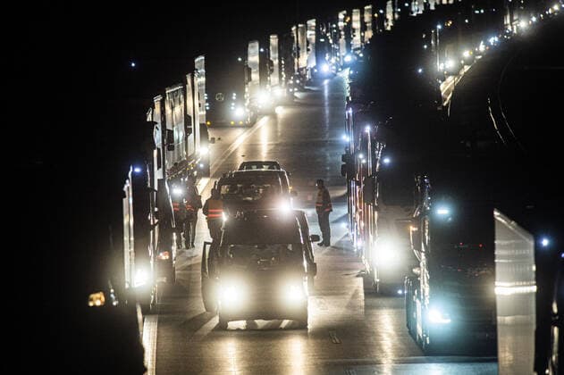 Mitarbeiter vom DRK (Deutsches Rotes Kreuz) verteilen Lebensmittel an Fernfahrer in einem Stau auf der Autobahn 4 (A4) aufgrund von Grenzkontrollen an der deutsch-polnischen Grenze, Goerlitz, 19.03.2020. In der Nacht vom 14.03. zum 15.03. wurden die Grenzen zwischen Deutschland und Polen sowie Tschechien geschlossen, um die Ausbreitung des Coronaviruses einzudaemmen. Goerlitz Deutschland