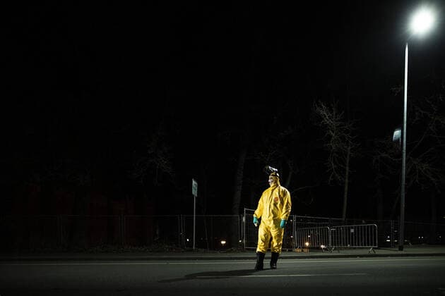 Ein Mann im Schutzanzug kontrolliert die Koerpertemperatur von Einreisenden an der deutsch-polnischen Grenze in Goerlitz, 19.03.2020. In der Nacht vom 14.03. zum 15.03. wurden die Grenzen zwischen Deutschland und Polen sowie Tschechien geschlossen, um die Ausbreitung des Coronaviruses einzudaemmen. Goerlitz Deutschland