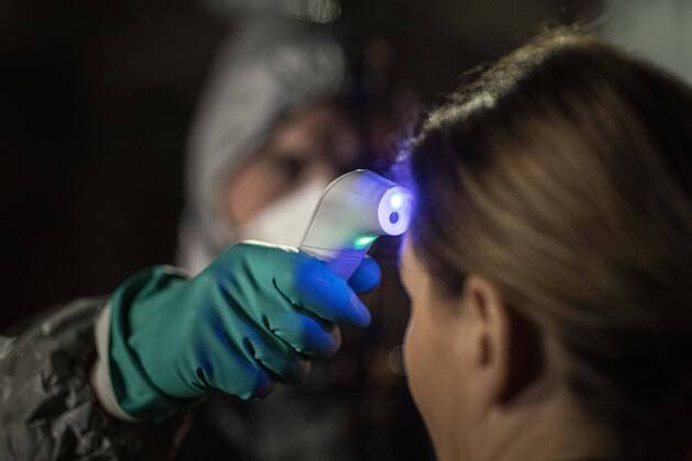 Ein Mann im Schutzanzug kontrolliert die Koerpertemperatur von Einreisenden an der deutsch-polnischen Grenze in Goerlitz, 19.03.2020. In der Nacht vom 14.03. zum 15.03. wurden die Grenzen zwischen Deutschland und Polen sowie Tschechien geschlossen, um die Ausbreitung des Coronaviruses einzudaemmen. Goerlitz Deutschland