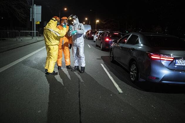 Maenner im Schutzanzug kontrollieren die Koerpertemperatur von Einreisenden an der deutsch-polnischen Grenze in Goerlitz, 19.03.2020. In der Nacht vom 14.03. zum 15.03. wurden die Grenzen zwischen Deutschland und Polen sowie Tschechien geschlossen, um die Ausbreitung des Coronaviruses einzudaemmen. Goerlitz Deutschland