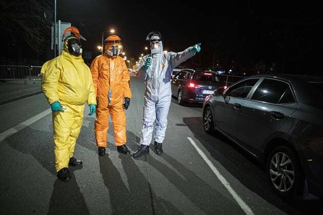 Maenner im Schutzanzug kontrollieren die Koerpertemperatur von Einreisenden an der deutsch-polnischen Grenze in Goerlitz, 19.03.2020. In der Nacht vom 14.03. zum 15.03. wurden die Grenzen zwischen Deutschland und Polen sowie Tschechien geschlossen, um die Ausbreitung des Coronaviruses einzudaemmen. Goerlitz Deutschland
