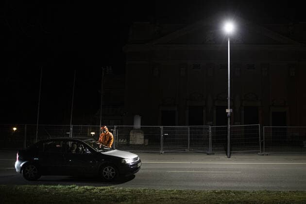 Ein Mann im Schutzanzug kontrolliert die Koerpertemperatur von Einreisenden an der deutsch-polnischen Grenze in Goerlitz, 19.03.2020. In der Nacht vom 14.03. zum 15.03. wurden die Grenzen zwischen Deutschland und Polen sowie Tschechien geschlossen, um die Ausbreitung des Coronaviruses einzudaemmen. Goerlitz Deutschland *** A man in a protective suit checks the body temperature of travellers entering the country at the German-Polish border in Goerlitz, 19 03 2020 In the night of 14 03 to 15 03 the borders between Germany and Poland and the Czech Republic were closed to contain the spread of corona virus Goerlitz Germany Copyright: xFlorianxGaertner photothek.netx