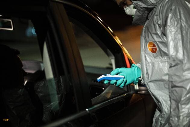 Ein Mann im Schutzanzug kontrolliert die Koerpertemperatur von Einreisenden an der deutsch-polnischen Grenze in Goerlitz, 19.03.2020. In der Nacht vom 14.03. zum 15.03. wurden die Grenzen zwischen Deutschland und Polen sowie Tschechien geschlossen, um die Ausbreitung des Coronaviruses einzudaemmen. Goerlitz Deutschland