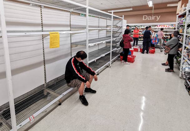 News Bilder des Tages COLES EPPING TOILET PAPER QUEUE, People waiting in the toilet paper aisle for a delivery of toilet paper, paper towel and pasta at Coles Supermarket, Epping in Sydney, Friday, March 20, 2020. Supermarkets have been struggling to keep up with demand for products such as toilet paper in recent days, as panic buying as a result of the Covid-19 pandemic has resulted in people purchasing far more than usual. Supermarkets have put in place limits on the quantity people can purchase of many everyday items. ( NO ARCHIVING, EDITORIAL USE ONLY, NO USE IN BOOKS WITHOUT CONSENT SYDNEY NSW AUSTRALIA  Copyright: xJAMESxGOURLEYx 20200320001458259267