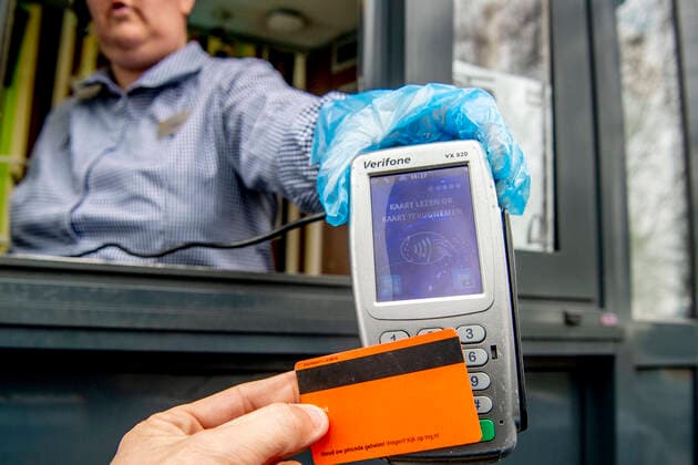 March 18, 2020, Schiphol, Netherlands: An employee wearing gloves as a protection seen hanging a payment device to a costumer at a McDonald s Mac Drive amid Coronavirus (Covid-19) fear..Netherlands™s Health Ministry recorded a total of 2,460 infections, 76 death and 2 recovered since the beginning of the outbreak. Schiphol Netherlands - ZUMAs197 20200318_zaa_s197_238 Copyright: xRobinxUtrechtx