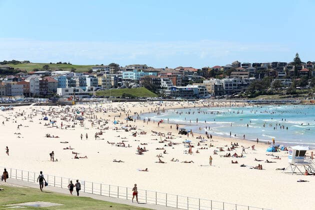 BONDI BEACH SOCIAL DISTANCING RULES, Beachgoers are seen at Bondi Beach despite the threat of Coronavirus (COVID-19) in Sydney, Friday, March 20, 2020. ( NO ARCHIVING, EDITORIAL USE ONLY, NO USE IN BOOKS WITHOUT CONSENT SYDNEY NSW AUSTRALIA  Copyright: xJOHNxFOTIADISx 20200320001458341196