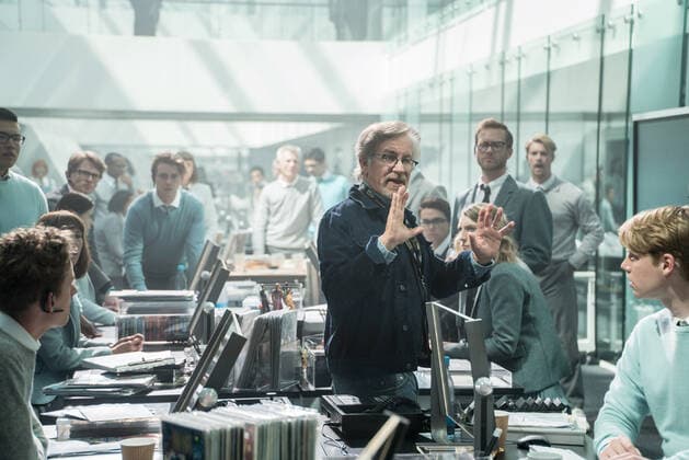 73. Berlinale, Steven Spielberg erhÃ¤lt den Goldenen EhrenbÃ¤ren fÃ¼r sein Lebenswerk READY PLAYER ONE, director Steven Spielberg (center), on set, 2018. ph: Jonathan Olley Warner Bros. Pictures Courtesy Everett Collection !ACHTUNG AUFNAHMEDATUM GESCHÃ„TZT! PUBLICATIONXNOTxINxCANxCHNxFRAxITAxJPNxNORxPOLxRUSxESPxUKxUSA Copyright: xWarnerxBros CourtesyxEverettxCollectionx MCDREPL EC129
