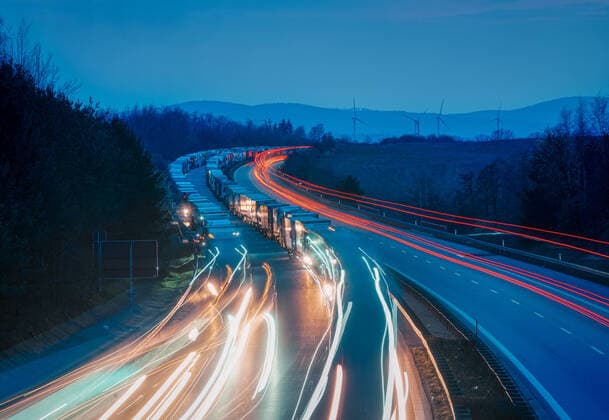 Stau auf der A4 Megastau auf der Autobahn A4 in Richtung Görlitz in Höhe der Königshainer Berge. Tausende LKW stauen sich auf über 25 Kilometer bis zur deutsch-polnischen Grenze in Görlitz. Durch verschärfte Grenzkontrollen zwischen Deutschland und Polen am Grenzübergang Ludwigsburg gibt es den enormen Rückstau. ¨ *** Traffic jam on the A4 motorway Megaconges on the A4 motorway towards Görlitz at the height of the Königshain mountains Thousands of lorries pile up over 25 kilometres to the German-Polish border in Görlitz Tightened border controls between Germany and Poland at the Ludwigsburg border crossing have created the enormous backlog ¨