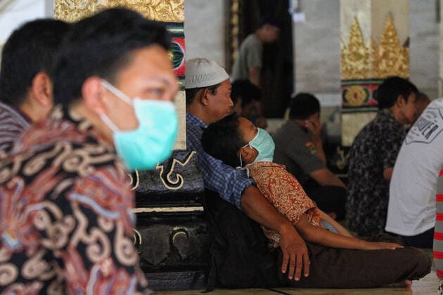 Praying when in Indonesia as Coronavirus (COVID-19) Continues to Spread - 20 March 2020. Indonesian Muslims wearing a face masks during praying at Gedhe Kauman Mosque in Yogyakarta, Indonesia, Friday, March 20, 2020. Hundreds of positive cases, dozens died, due to the Covid-19. The Indonesian government had no plans as yet to introduce lockdown measures in the wake of the Covid-19 pandemic. (Photo by Devi Rahman INA Photo Agency imago images) 
