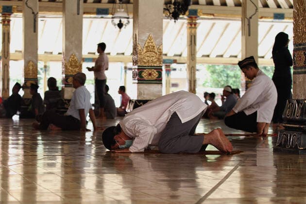 Praying when in Indonesia as Coronavirus (COVID-19) Continues to Spread - 20 March 2020. Indonesian Muslims wearing a face masks during praying at Gedhe Kauman Mosque in Yogyakarta, Indonesia, Friday, March 20, 2020. Hundreds of positive cases, dozens died, due to the Covid-19. The Indonesian government had no plans as yet to introduce lockdown measures in the wake of the Covid-19 pandemic. (Photo by Devi Rahman INA Photo Agency imago images) 