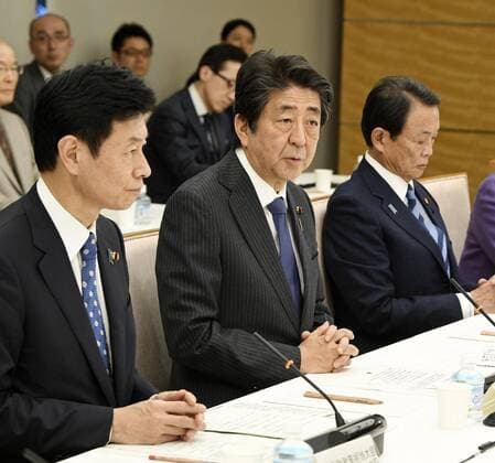 New coronavirus Japanese Prime Minister Shinzo Abe (C) speaks during a meeting on the coronavirus crisis on March 20, 2020, in Tokyo. 