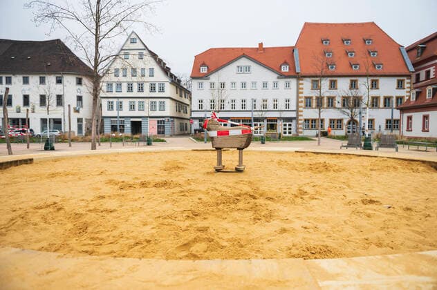 COVID-19 LEBEN IN ERFURT 20 03 2020 - Erfurt: Der Spielplatz am Hirschgarten in Erfurter ist am 20. März 2020 gesperrt. _________________
