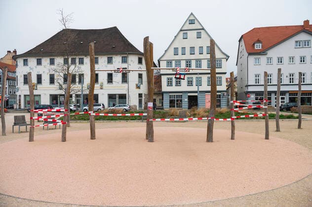 COVID-19 LEBEN IN ERFURT 20 03 2020 - Erfurt: Der Spielplatz am Hirschgarten in Erfurter ist am 20. März 2020 gesperrt. _________________