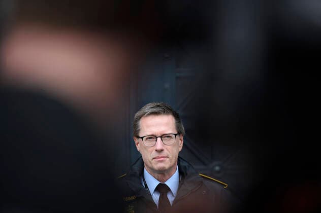 Rigspolitichef ved Rigspolitiet Thorkild Fogde er til stede ved doorstep med fokus paa budskabet: Hold nu afstand til hinanden, paa Polititorvet i Koebenhavn fredag den 20. marts 2020. Der er stadig for mange danskere, der ikke tager COVID-19 situationen tilstraekkeligt alvorligt og samler sig paa smaa omraader. Det oeger smittespredningen af coronavirus, og det skal stoppes. Politiet er klar til at haandhaeve reglerne mere haandfast, hvis det bliver noedvendigt.. , Copenhagen Denmark Copyright: PhilipxDavali PhilipxDavalix COP113 spdk20200320-120427-L