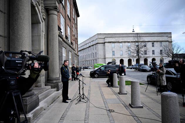 Rigspolitichef ved Rigspolitiet Thorkild Fogde er til stede ved doorstep med fokus paa budskabet: Hold nu afstand til hinanden, paa Polititorvet i Koebenhavn fredag den 20. marts 2020. Der er stadig for mange danskere, der ikke tager COVID-19 situationen tilstraekkeligt alvorligt og samler sig paa smaa omraader. Det oeger smittespredningen af coronavirus, og det skal stoppes. Politiet er klar til at haandhaeve reglerne mere haandfast, hvis det bliver noedvendigt.. , Copenhagen Denmark Copyright: PhilipxDavali PhilipxDavalix COP113 spdk20200320-120440-L